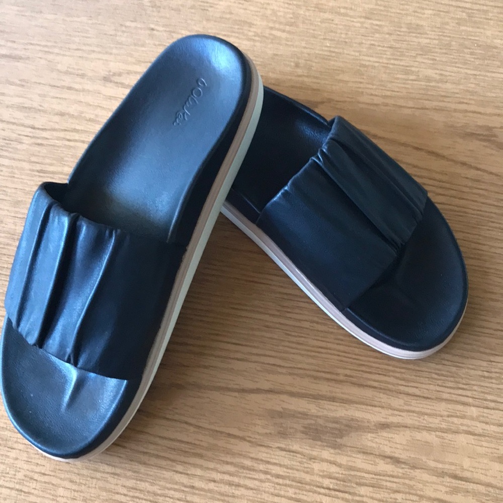 OluKai - Black leather Sandals